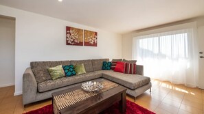 Smart-TV, Kamin, Videospiele, DVD-Player