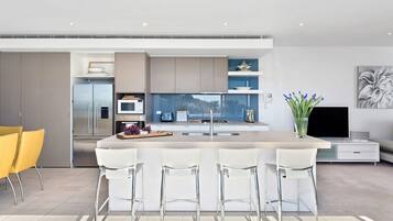 Frigorifero, microonde, forno, piano cottura