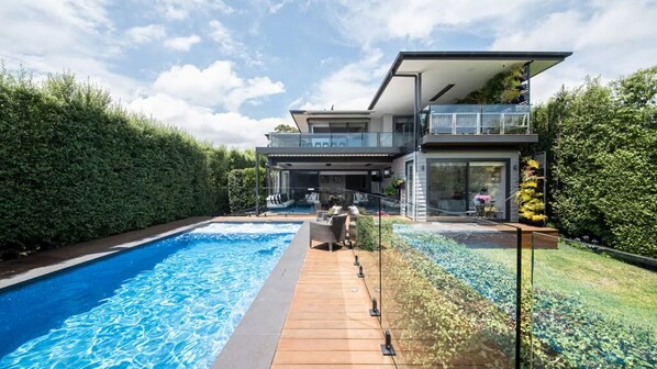UppvÀrmd pool