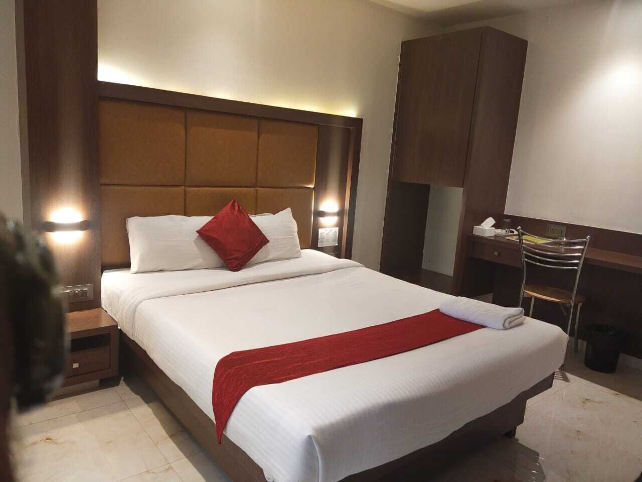 Desk, blackout drapes, free WiFi, bed sheets