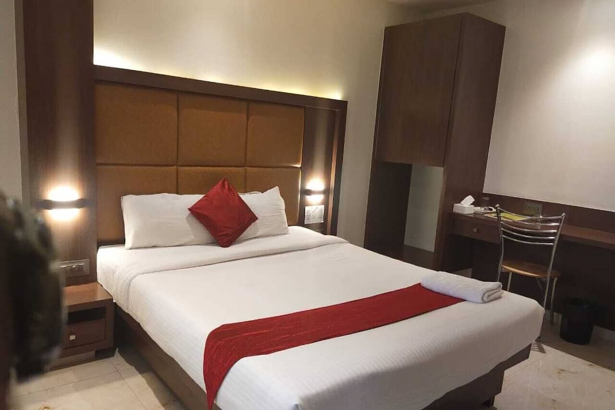Desk, blackout drapes, free WiFi, bed sheets
