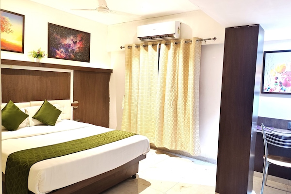 Quarto luxo | Escrivaninha, cortinas blackout, Wi-Fi de cortesia, roupa de cama