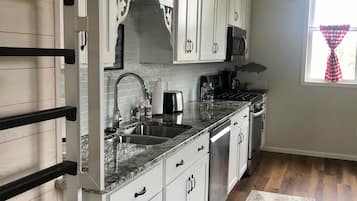 雪櫃、微波爐、焗爐、爐具