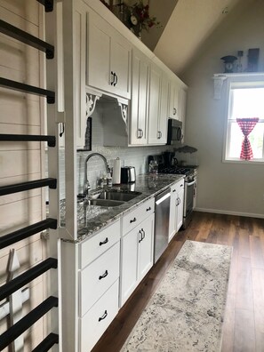 ثلاجة، ميكروويف، فرن، موقد طهي مسطح