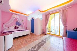 Deluxe Double Room, Balcony, Ocean View | Individually decorated, individually furnished, desk, free WiFi - Yellow Submarine (Manzhou)