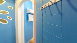 Kamar Quadruple, 2 Tempat Tidur Queen | Meja kerja, Wi-Fi gratis, dan didekorasi berbeda-beda