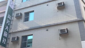 Un edificio de varios pisos con unidades de aire acondicionado instaladas en las paredes exteriores.