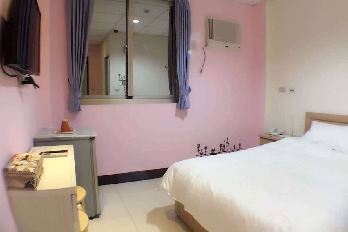 Basic Double Room, 1 Double Bed (305) | Desk, blackout drapes, soundproofing, rollaway beds