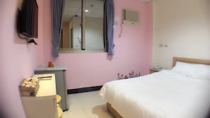 Kamar Double Basic, 1 Tempat Tidur Double (305) | Meja kerja, tirai kedap cahaya, dan kedap suara