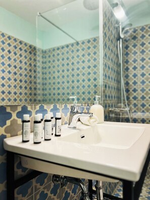 1 Bedroom Apartment (3C) | Salle de bain | Douche, articles de toilette (gratuits), séchoir à cheveux