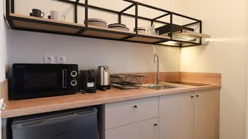 Departamento, 1 habitación (6A Acropolis View) | Cocineta privada | Frigobar, microondas, parrilla de estufa y cafetera de espresso