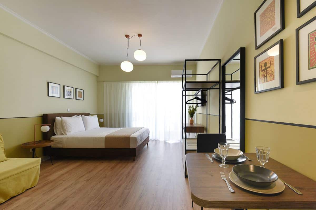 2 habitaciones, escritorio y espacio para trabajar con laptop