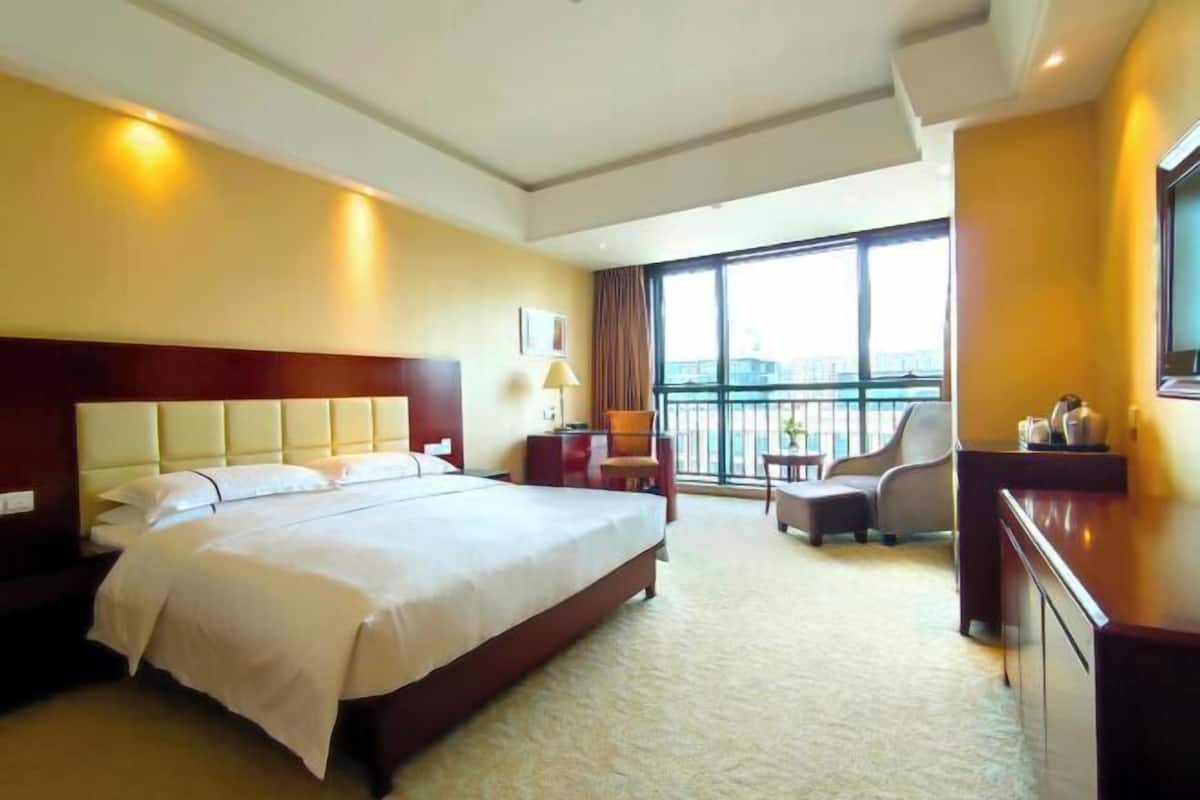 Desk, blackout drapes, free WiFi, bed sheets