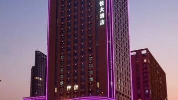 Fachada de la propiedad por la tarde o noche