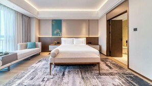 Desk, blackout curtains, free WiFi, bed sheets - Geshan Prince Hotel Zhejiang (Hangzhou)