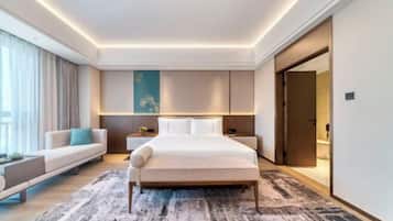 Meja, langsir/tirai gelap terus, Wi-fi percuma, cadar katil