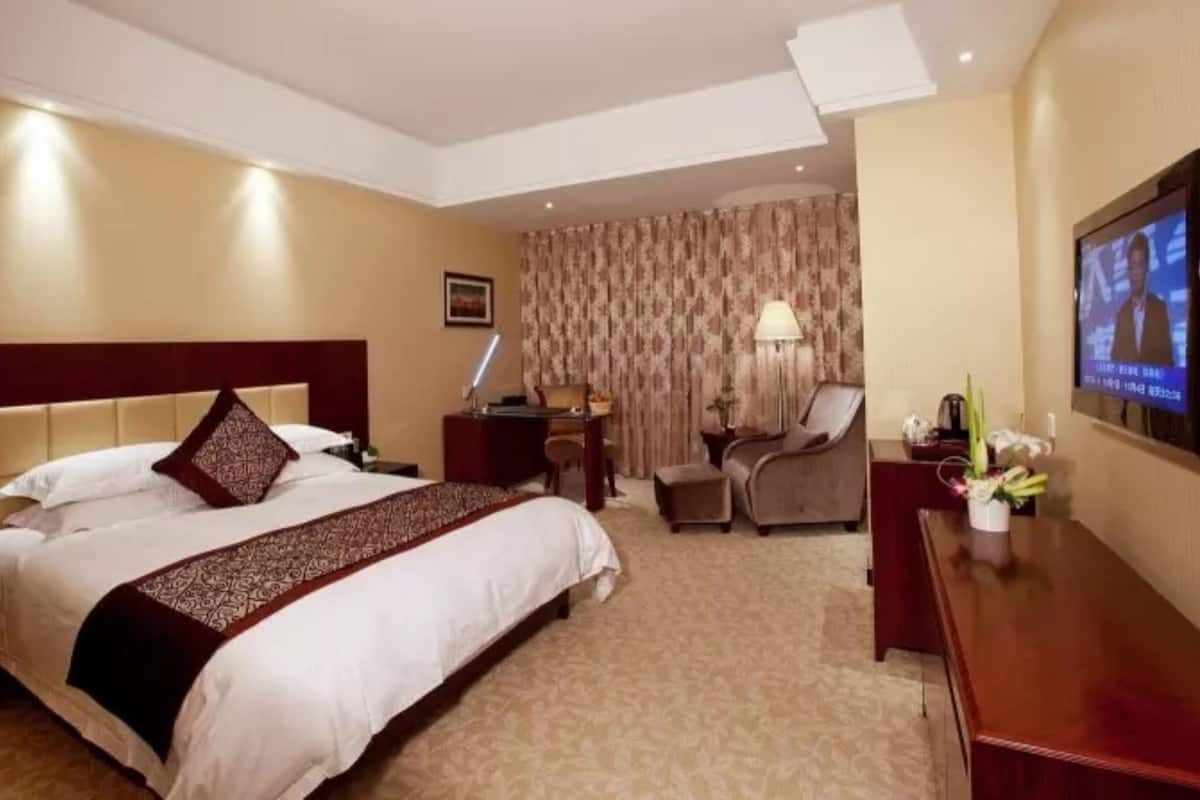 Quarto casal superior | Escrivaninha, cortinas blackout, Wi-Fi de cortesia, roupa de cama