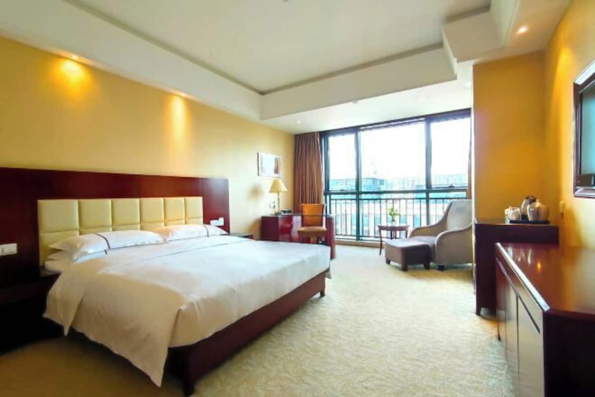 Desk, blackout curtains, free WiFi, bed sheets