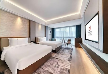 Escritorio, cortinas blackout, wifi gratis y ropa de cama