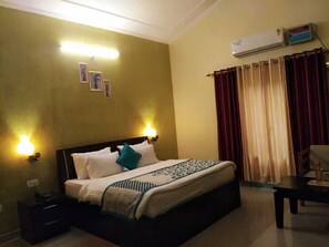 Desk, free WiFi, bed sheets