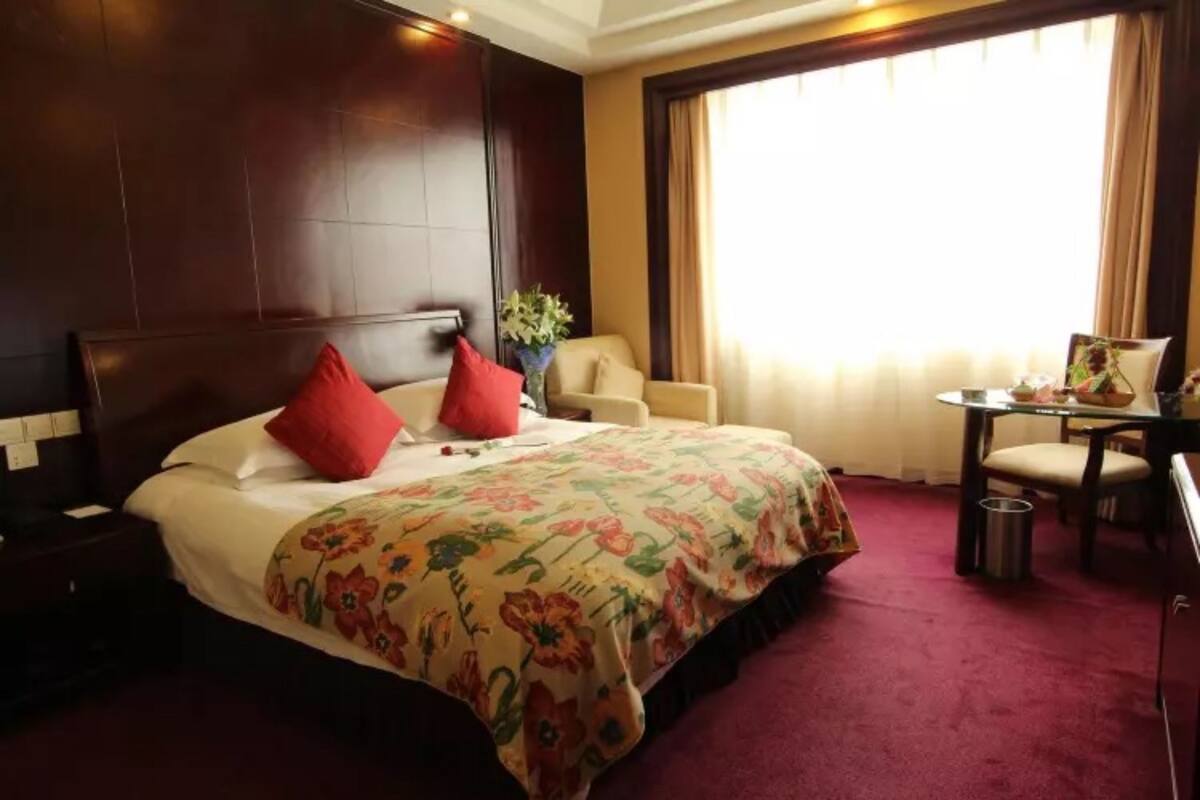 Executive Double Room | Desk, blackout drapes, WiFi (free), bed sheets