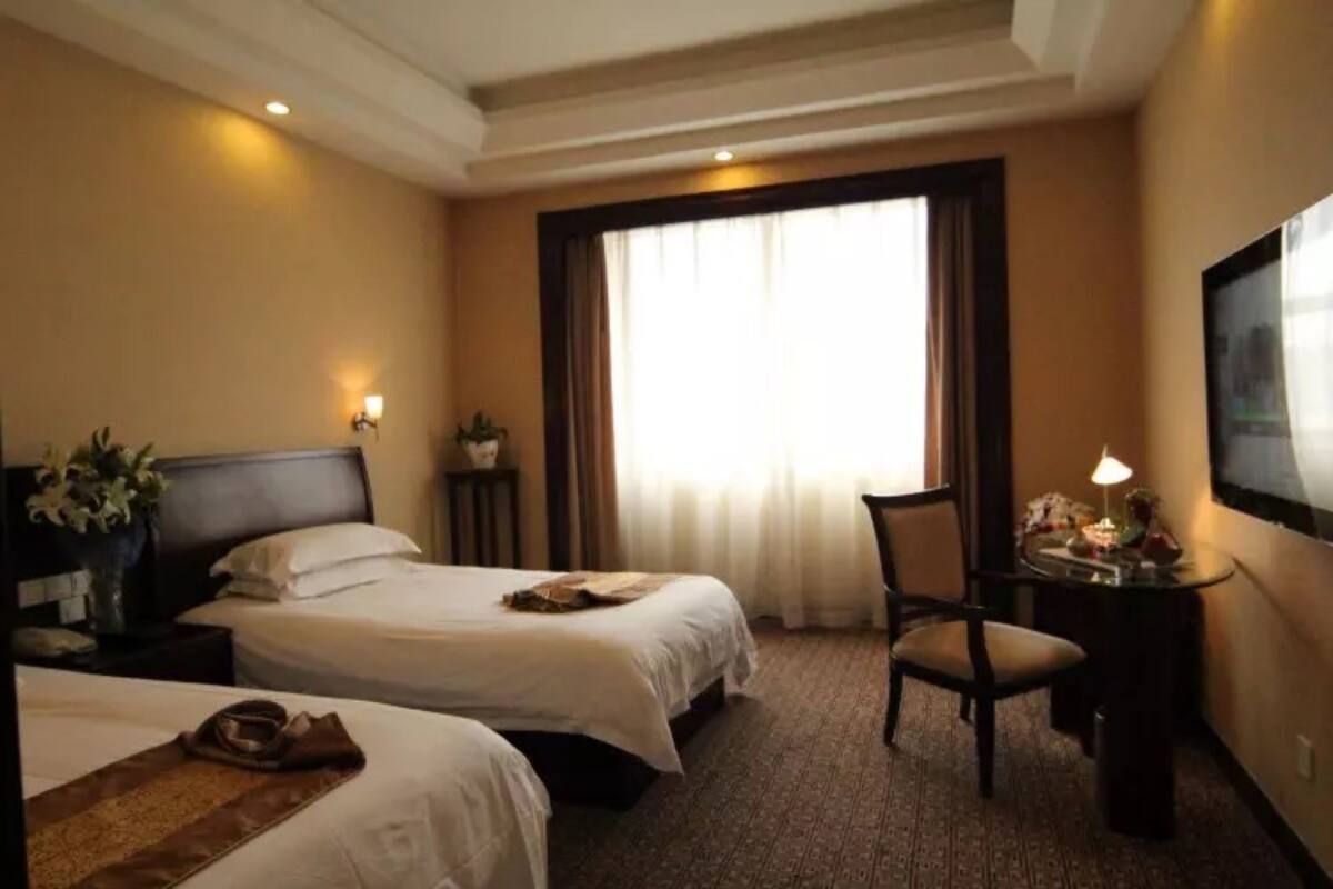 Superior Twin Room | Desk, blackout drapes, WiFi (free), bed sheets