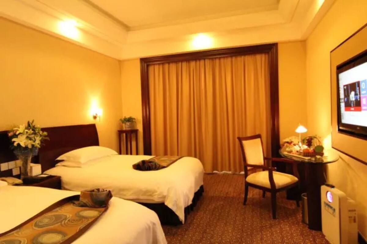 Executive Twin Room | Desk, blackout drapes, WiFi (free), bed sheets