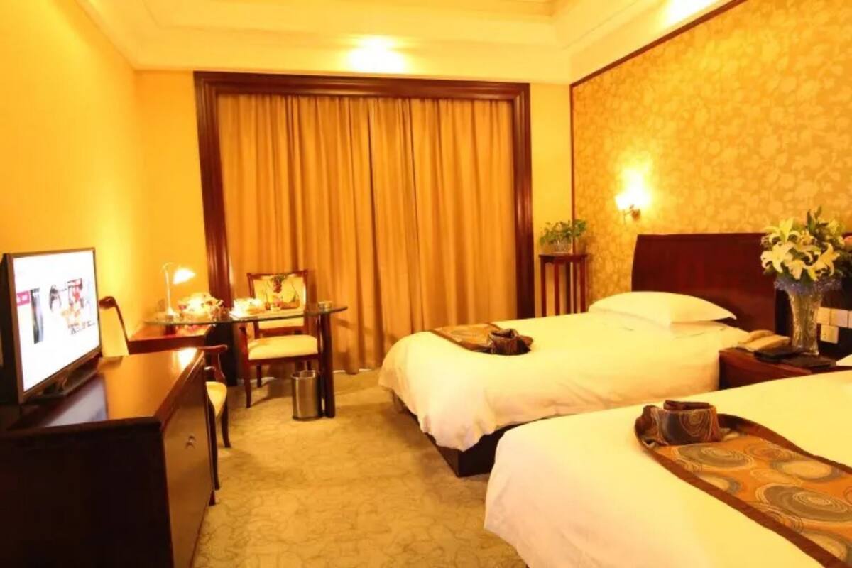 Deluxe Twin Room | Desk, blackout drapes, WiFi (free), bed sheets