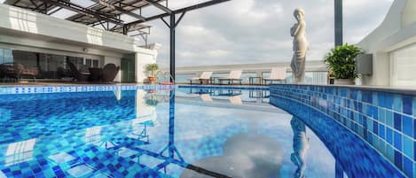 Piscine extérieure, chaises longues