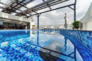 Outdoor pool, pool loungers - Nha VIET Nha Trang Hotel (Nha Trang)