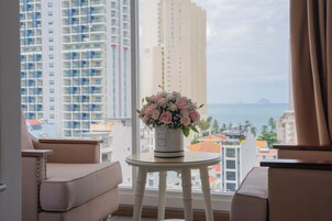 Prince Suite | Minibar, caja fuerte, escritorio y cortinas opacas