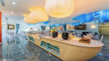 Bữa sáng buffet hàng ngày (200000 VND/mỗi người)