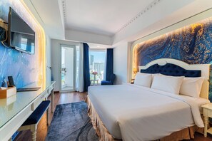 Deluxe tweepersoonskamer, uitzicht op de stad | Een minibar, een kluis op de kamer, een bureau, verduisterende gordijnen