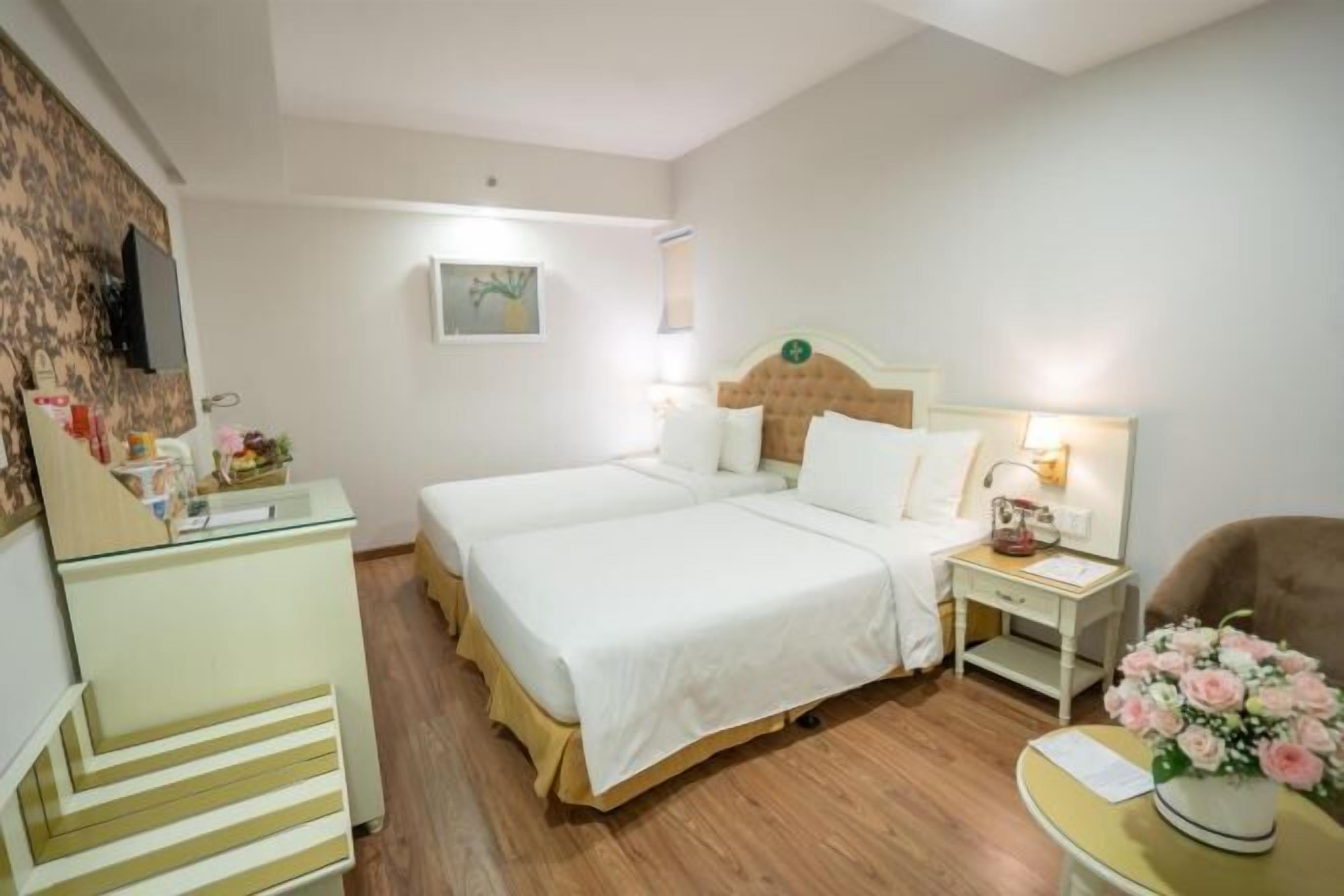 Minibar, safe på rommet, skrivebord og blendingsgardiner