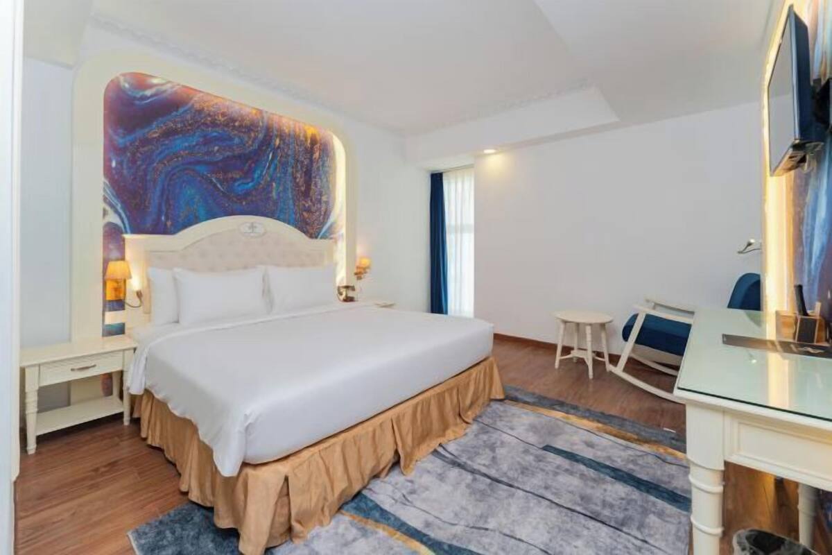 Een minibar, een kluis op de kamer, een bureau, verduisterende gordijnen