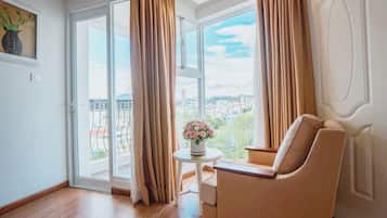 Habitación Deluxe doble, vistas a la ciudad | 1 dormitorio, minibar, caja fuerte y escritorio
