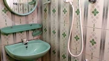 Kamar Triple, pemandangan kebun | Kamar mandi