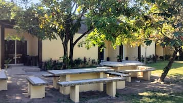 Habitación familiar, varias camas | Vista al jardín