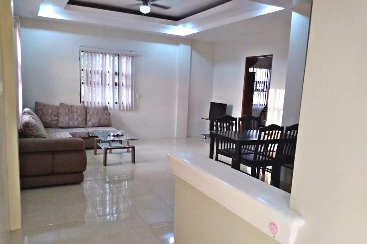 Departamento Deluxe, 3 habitaciones | Área de sala de estar