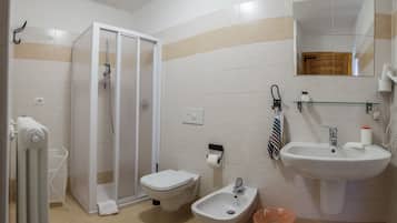 Chambre Double, rez-de-chaussée | Salle de bain