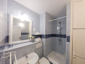 Appartement Standard | Salle de bain | Douche, serviettes fournies, savon, shampooing
