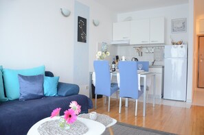 Apartemen Standar | Area keluarga | TV layar datar