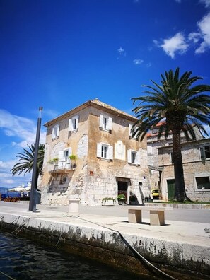 Vista frontal de la propiedad