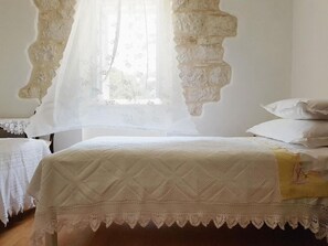 Escritorio, insonorización, wifi gratis y ropa de cama