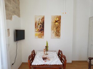 Comfort-Apartment | Essbereich im Zimmer