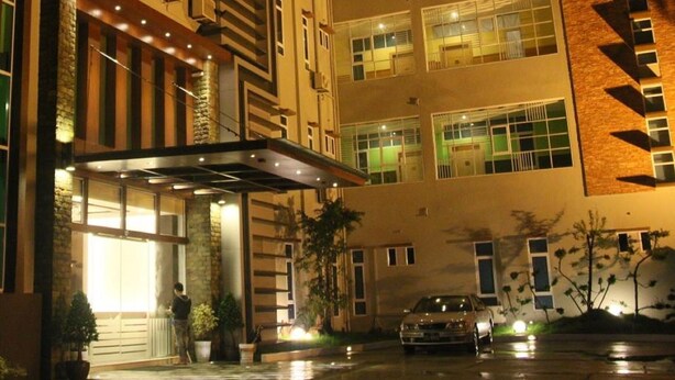 A multi-story hotel with a central courtyard, featuring a covered entrance and multiple balconies. - Golden Guest Hotel Dawei (Dawei)