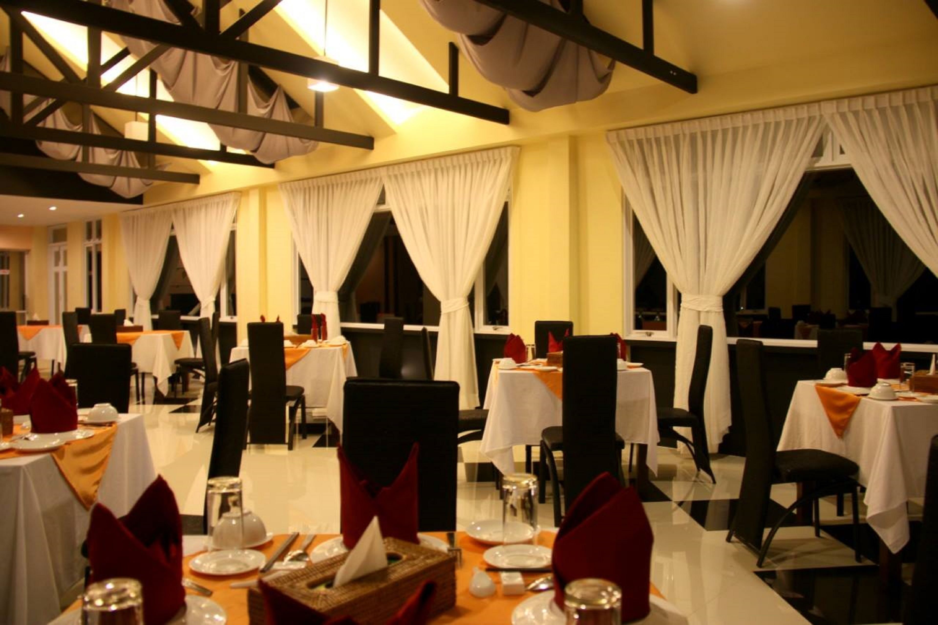 Melayani sarapan, makan siang, dan makan malam