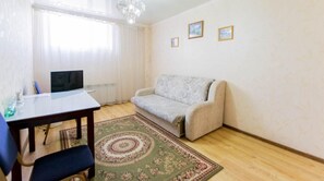 Escritorio, espacio para trabajar con laptop y cortinas blackout 