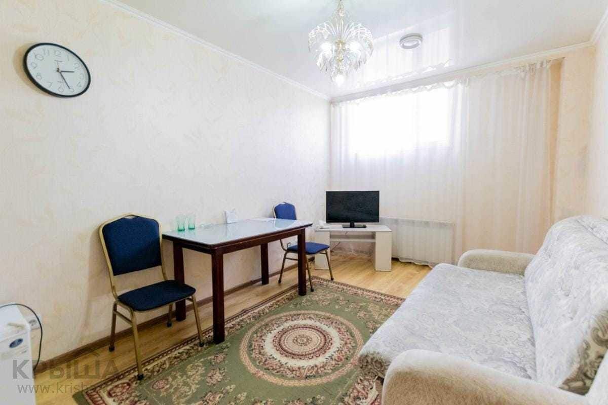 Escritorio, espacio para trabajar con laptop y cortinas blackout