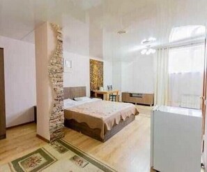 Escritorio, espacio para trabajar con laptop y cortinas blackout